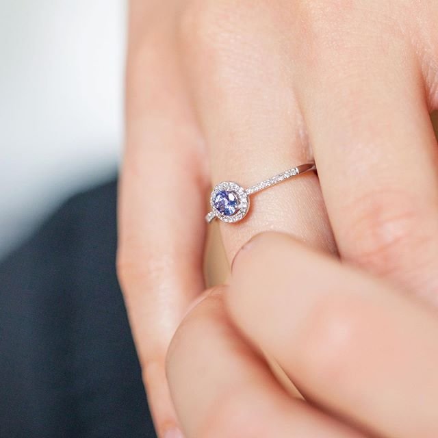 Řeknete ANO s tímto briliantovým prstenem jemuž vévodí nádherný modrý tanzanit????????
#klenotyaurumcz #sperkynejsouhrich #prsten #zasnuby #svatba #brilianty #morganite #beauty #elegance #accessories #fashion #style #czechgirl