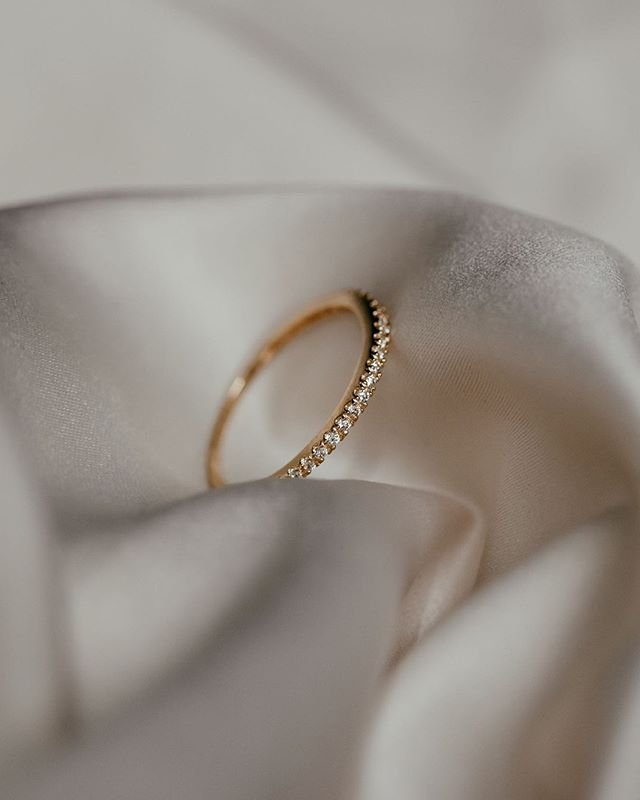 Vyznejte lásku tímto dechberoucím prstenem. ???? #klenotyaurumcz #klenotyaurum #sperkynejsouhrich #yellowgold #gold #ring #jewelry #womenstyle #onlineshopping