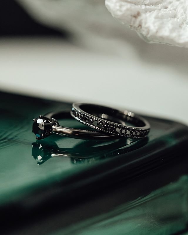 Bílé zlato potažené černým rhodiem a černé brilianty???? Také vás oslnila tato nevšední kombinace? #klenotyaurumcz #klenotyaurum #sperkynejsouhrich #rings #ring #blackring #diamond #luxury #jewelry #womenjewelry