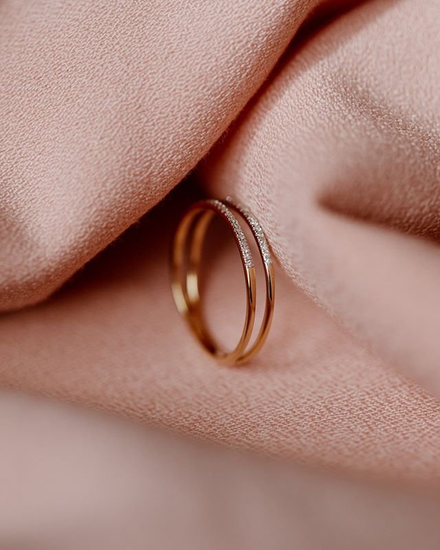 Hledáte nevšední šperk pro výjimečnou ženu? Pak zkuste tento nádherný dámský prsten. ???? #klenotyaurumcz #klenotyaurum #sperkynejsouhrich