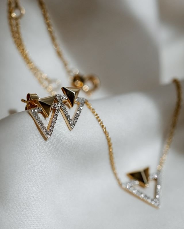 Víkend před námi! Užijte si ho s vaším oblíbeným šperkem. ???? #klenotyaurum #klenotyaurumcz #sperkynejsouhrich #earrings #diamonds #gold #yellowgold #briliant #necklace #jewelry #womenaccessories