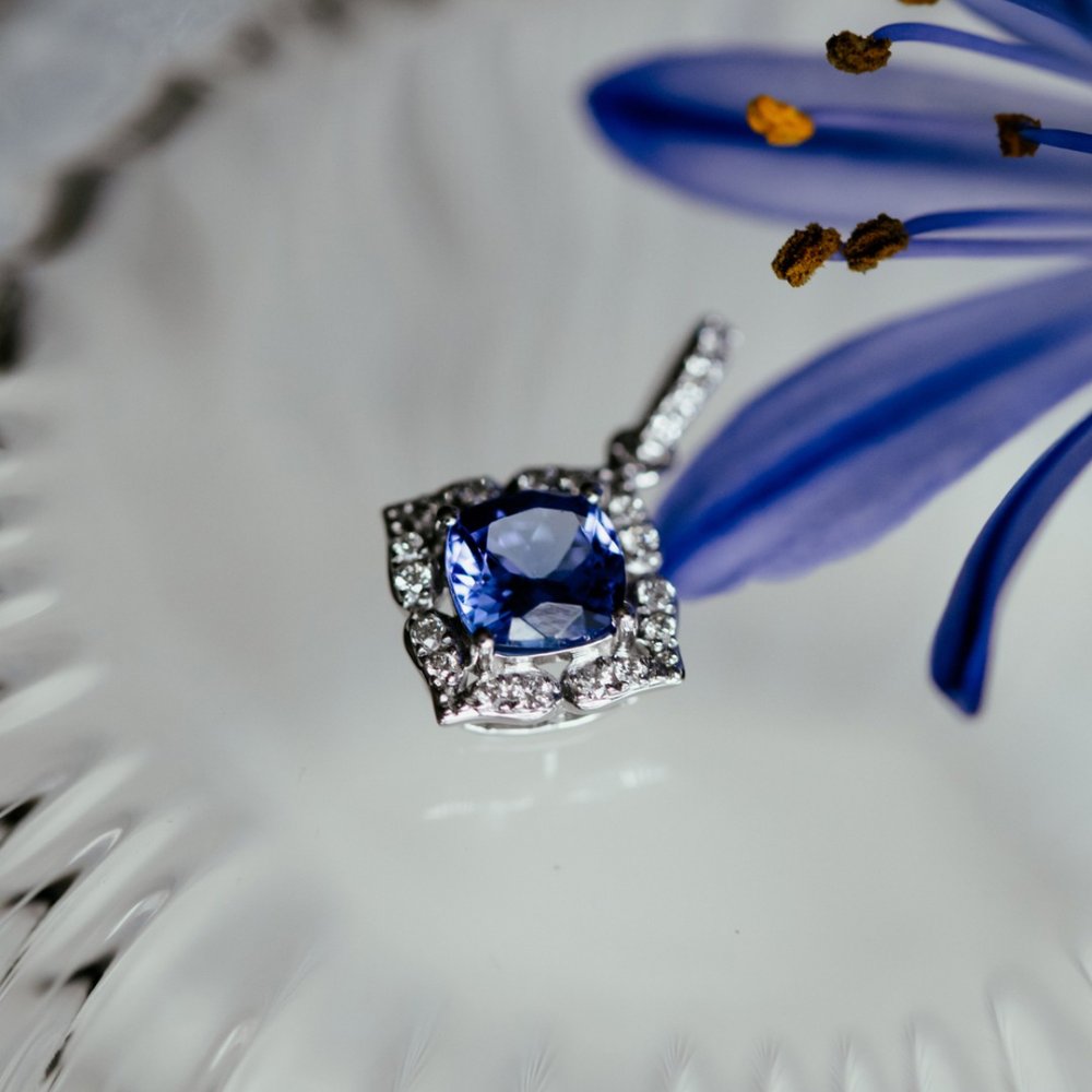 Tanzanit - jeden z nejkrásnějších modrých kamenů. 💎 Jaké jedno slovo vás napadne při pohledu na tento kouzelný drahokam? 💎 #klenotyaurum #klenotyaurumcz #sperkynejsouhrich #tanzanit #jewelry
