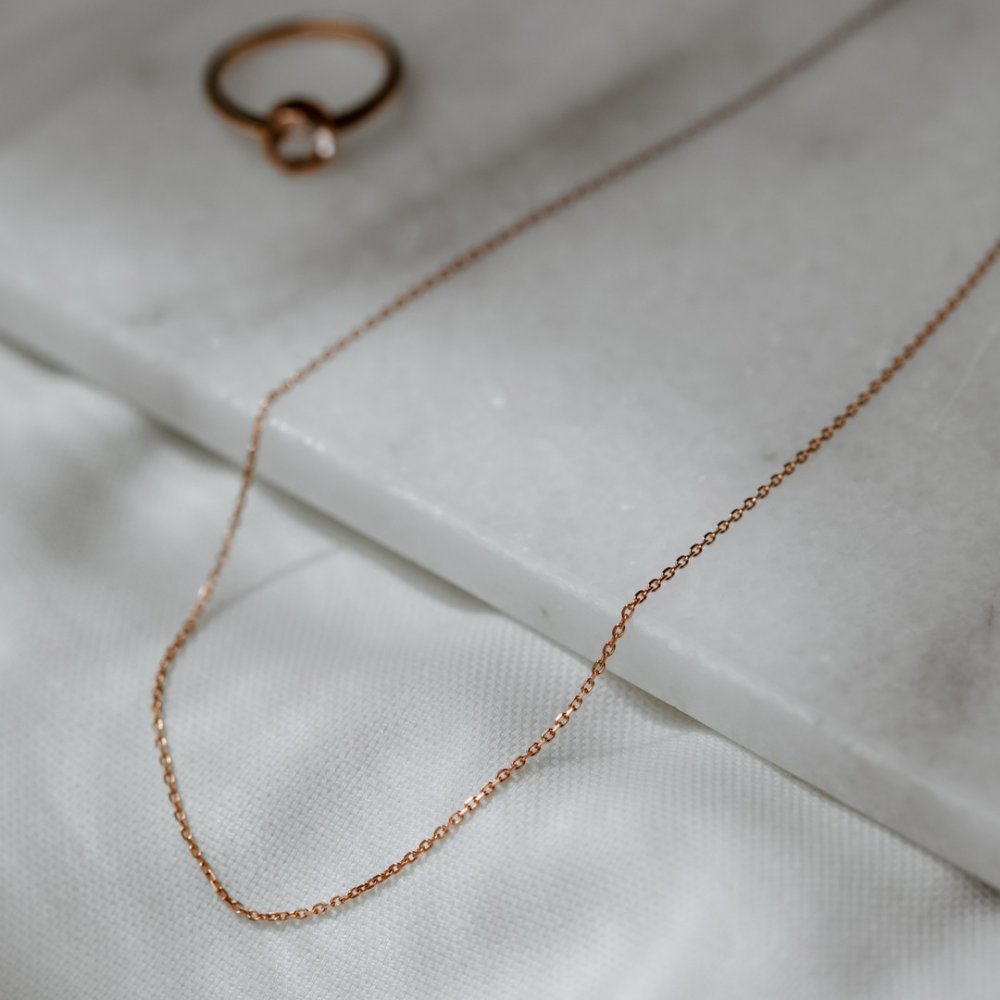 Rose gold 💖 Jemný zlatorůžový řetízek.. Nosit ho můžete s přívěskem, ale i zvlášť. Protože v jednoduchosti je krása.. #klenotyaurum #klenotyaurumcz #sperkynejsouhrich #necklace #jewelry #rosegold #womenstyle #minimalistic #minimal #minimaljewelry