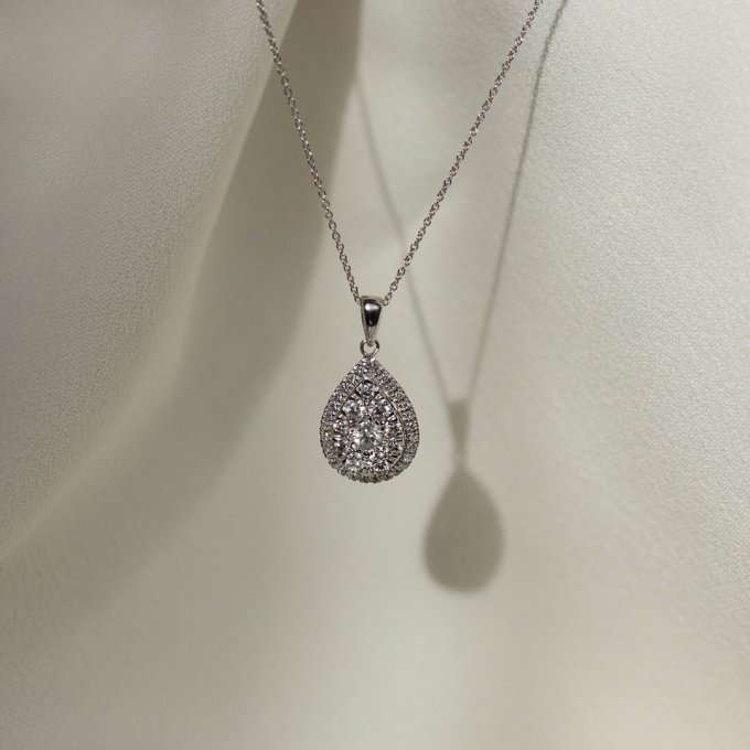 Nechybí vám tento klenot ve vaší šperkovnici? 💎 Na řetízku z bílého zlata se vyjímá přívěsek zdobený brilianty, které se budou na vašem dekoltu krásně třpytit.. ✨ #klenotyaurum #sperkynejsouhrich #whitegold #diamond #necklace #jewelry