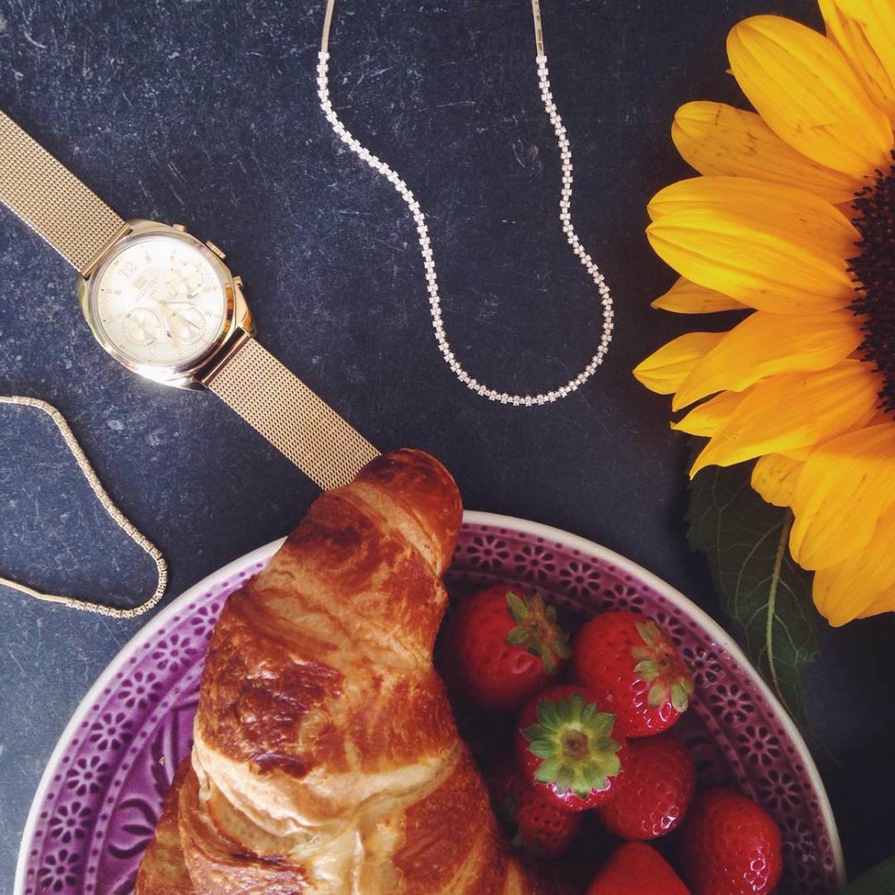 Dobré ráno IG 😍 udělali jste si čas na snídani? 🙆

#dnesNosim #hodinky #TommyHilfiger #snidane #croissant #jahody #klenotyaurum #KAnejkrasnejsiOkamzik