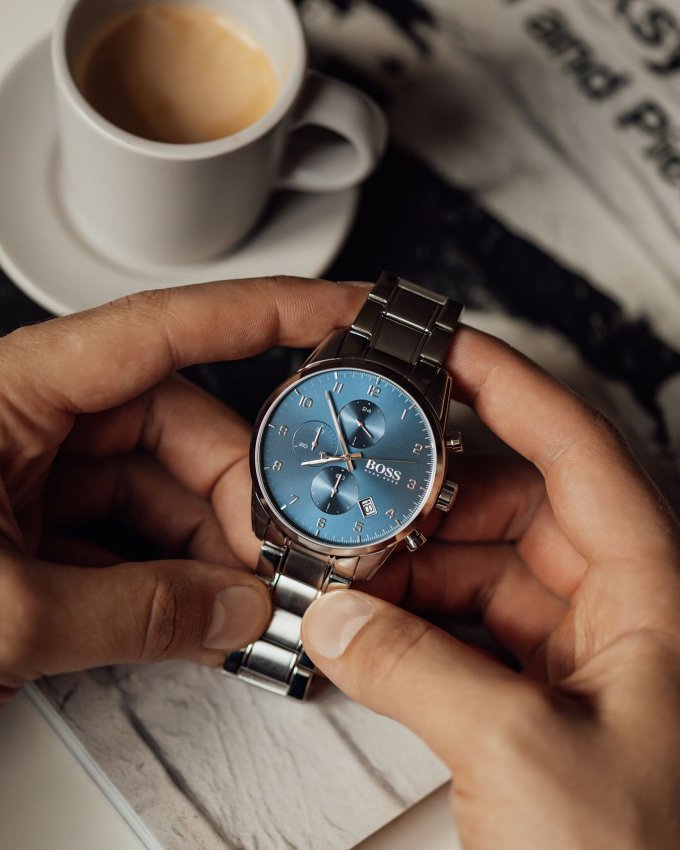 Darujte hodinky těm, se kterými byste si přáli zastavit čas. ⏰🎄🎁 #klenotyaurum #sperkynejsouhrich #present #watches #menwatch #bosswatches