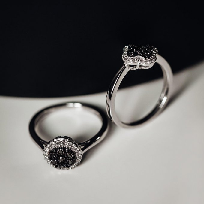 🖤BLACK FRIDAY🖤Po celý víkend nadělujeme slevy a vy můžete pod stromečkem nadělovat dárky, které mají duši... Šperky nejsou hřích.. 🤍#klenotyaurum #blackfriday #diamond #ring #diamondring #blackandwhite #jewelry