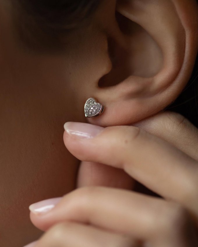Našli jste pod stromečkem nějaký šperk od nás? 🎁🎄 Sdílejte s námi vaší radost pod #klenotyaurum 😍💫 Protože #sperkynejsouhrich #jewelry #earring #whitegold #diamond