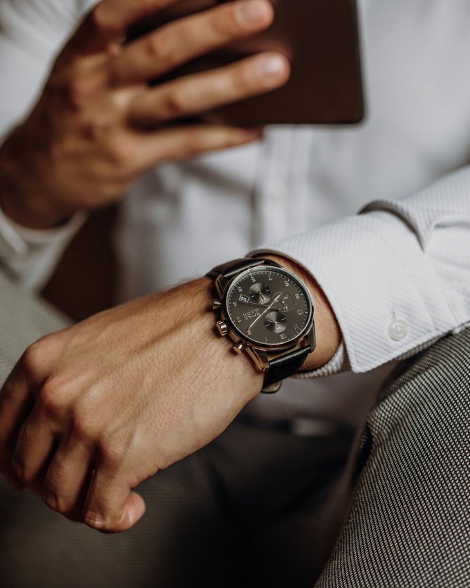 Tyto elegantní hodinky BOSS v černo-stříbrném provedení ocení každý moderní muž. ⌚️ #klenotyaurum #sperkynejsouhrich #watch #bosswatches #watches #menwatch #menaccessories #menfashion #menstyle #menwithstyle