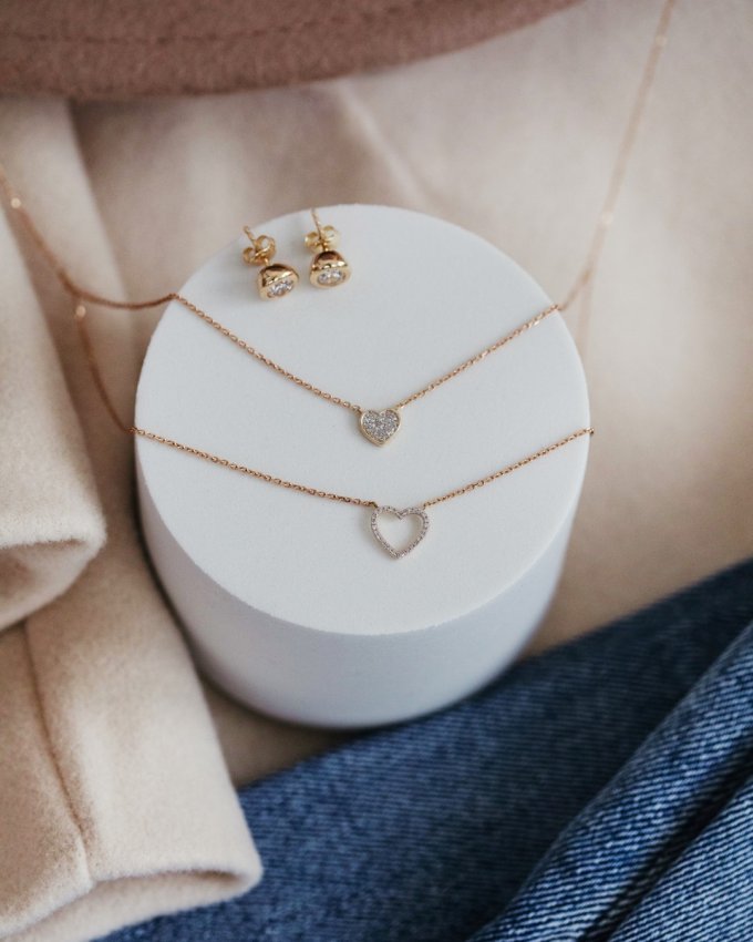 Čím potěšit ženu na blížící se svátek zamilovaných? Posíláme inspiraci. 😊️💗 #klenotyaurum #sperkynejsouhrich #heartjewelry #necklace #earrings #sperky