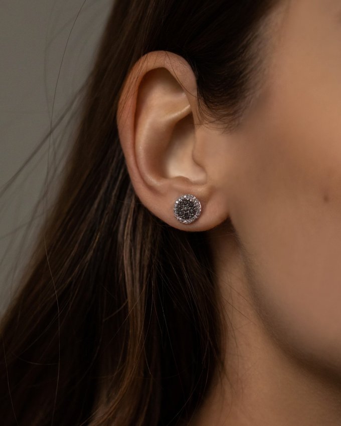 Máte takové i vy ve své šperkovnici? 🖤🤍 #klenotyaurum #sperkynejsouhrich #earrings #blackdiamond #whitegold #jewelry #womenstyle #onlineshopping #accessories