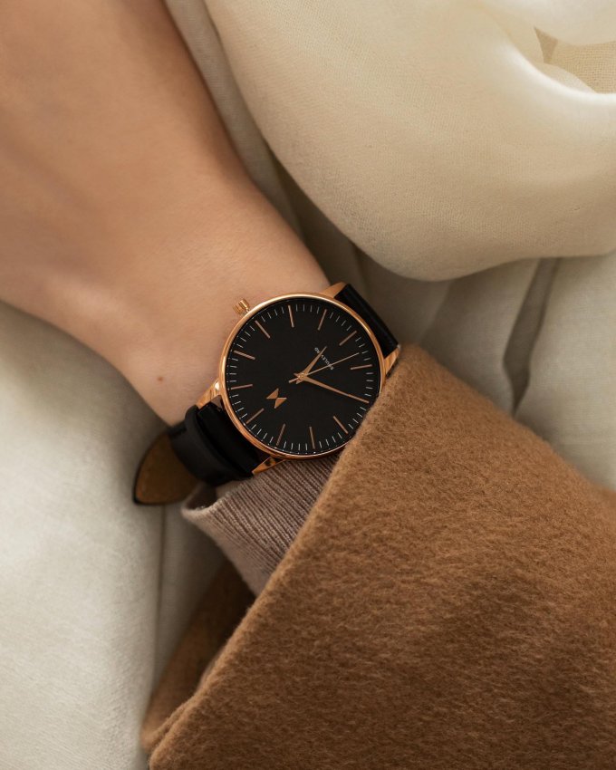 Tyto elegantní hodinky značky MVMT skvěle doplní každý váš outfit. ⌚️🥰 #klenotyaurum #sperkynejsouhrich #hodinky #watch #mvmt #mvmtwatches  #womenwatch #style #fashion #outfitinspiration #accesories