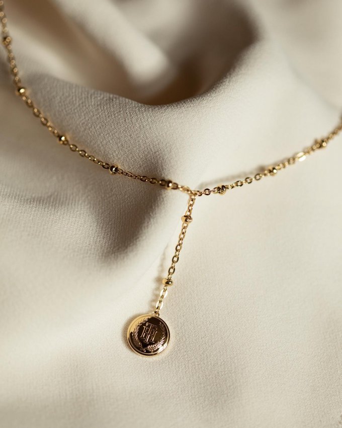 Hledáte originální šperk, který obzvláštní váš outfit? Vsaďte na tento zlatý náhrdelník z dílny Tommy Hilfiger... 🧡✨ #klenotyaurum #sperkynejsouhrich #necklace #gold #yellowgold #jewelry #tommyhilfiger #womenjewelry #womenstyle