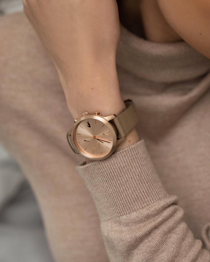 Tyto dámské hodinky Lacoste tón v tónu si jednoznačně zamilujete. 🐊 Skvěle doladí každý jarní outfit. 💛🌷🌸 #klenotyaurum #sperkynejsouhrich #watch #lacostewatch #womenwatch #accessories #nudewatch #nudecolor