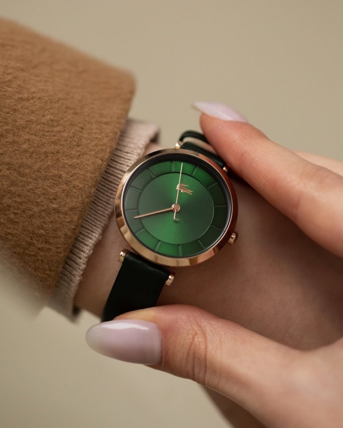 Dámy, co říkáte na tyto elegantní a zároveň stylové hodinky značky Lacoste? 🐊  Jejich uhrančivý zelený ciferník ve zlatém pouzdru rozhodně zaujme vaše okolí. ⌚️💚 #klenotyaurum #sperkynejsouhrich #watch #womenwatch #lacoste #lacostewatch