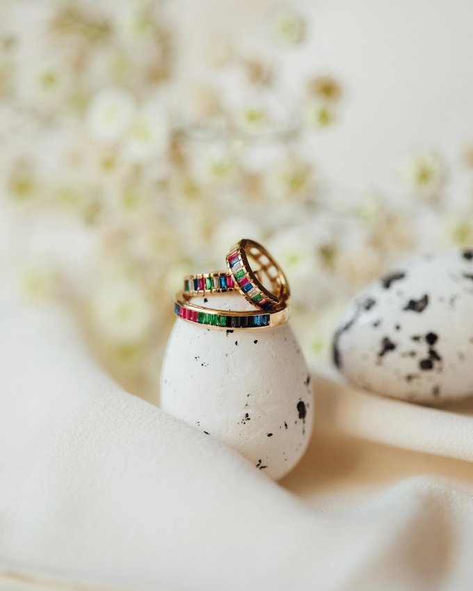 Přejeme vám krásné Velikonoční pondělí plné barev a pohody. 🌷💚🌸💛 #happyeaster #klenotyaurum #sperkynejsouhrich #rings #ring #earrings #jewelry #colorfuljewelry #gold #yellowgold #colors #happycolors