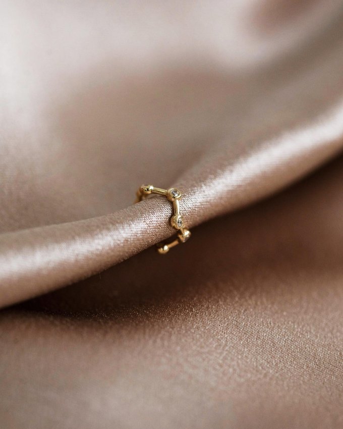 Záušnice dokonale doplní vaše náušnice, ale nosit jí můžete i zvlášť. 🤍 Už máte tu svou? #klenotyaurum #sperkynejsouhrich #zausnice #jewelry #accessories #detail