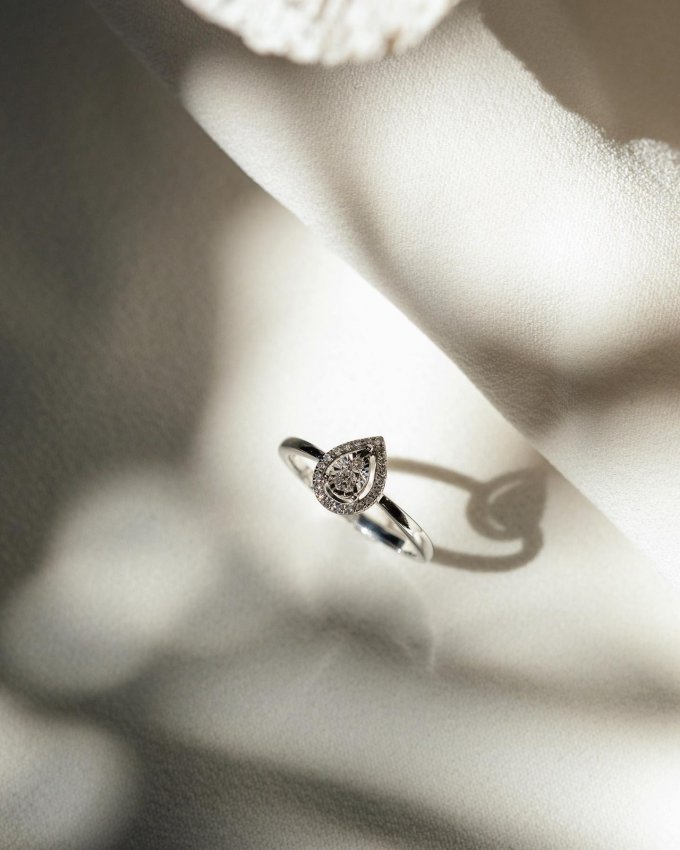 Jaký dárek potěší každou ženu? 🤗🤍 Zaručeně elegantní prsten z naší kolekce 999. 💎 Kombinací neotřelého designu, bílého zlata a jiskřivých briliantů vznikl dechberoucí šperk, kterému neodolá žádné dámské srdce. ❤️ #klenotyaurum #sperkynejsouhrich #kolekce999 #briliant #diamond #prsten #ring #whitegold