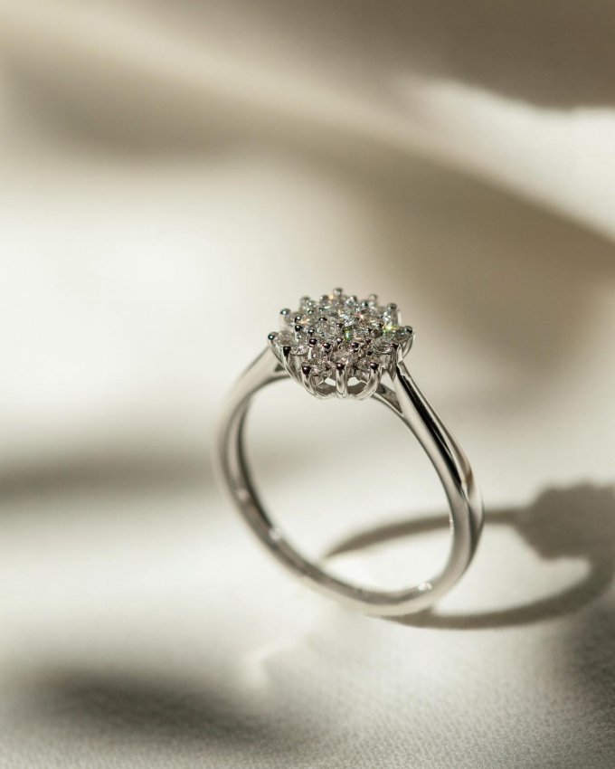 Dámy, která z vás by ráda navlékla tento briliantový prsten? 💍🤍😍 #klenotyaurum #klenotyslaskouuz65let #prsten #diamond #briliant #briliantovesperky #present #gift #ring #diamondring