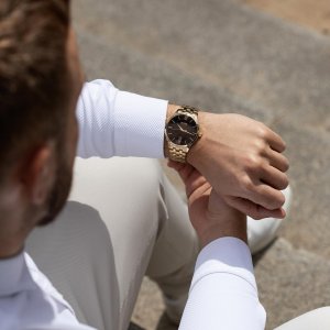 Hledáte trendy kvalitní hodinky pro vašeho muže? 😉 Vsaďte na německou preciznost a špičkovou kvalitu švýcarských strojů značky Boss. ⌚️#klenotyaurum #klenotyslaskouuz65let #hodinky #hugoboss #watches #menwatch #hodinkyhugoboss