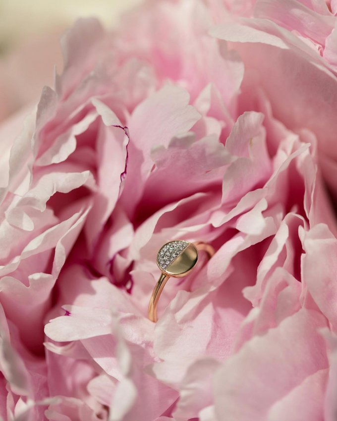 Tento dechberoucí prsten z kolekce 999 zamotá hlavu nejedné ženě... 💍 Souhlasíte, dámy? 😍🤍 #klenotyaurum #klenotyslaskouuz65let #ring #sperk #jewelry #prsten #gold #diamond #yellowgold