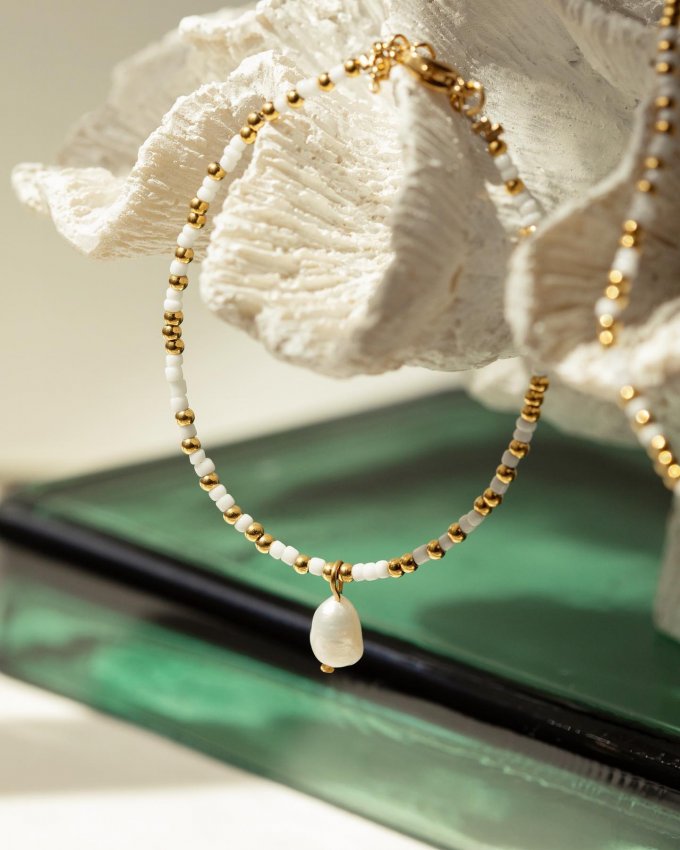 Perly symbolizují nevinnost, půvab a čistotu. 🦪 Alespoň jeden šperk s perlou bílé barvy by měla mít ve své sbírce šperků každá žena. 🤍 #klenotyaurum #klenotyslaskouuz65let #perla #jewelry #sperk #sperky #summercollection #letnikolekce
