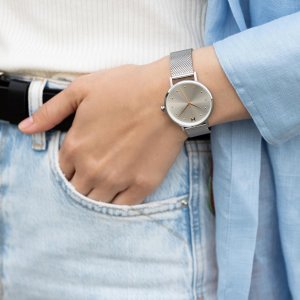 Vyberte si hodinky pro běžné nošení. ⌚️ Zvolte neutrální barvu, jednoduchý tvar a snadno tak doplníte vaše každodenní outfity. 🙏🏼 #klenotyaurum #klenotyslaskouuz65let #hodinky #watch #womenwatch #mvmt #mvmtwatches