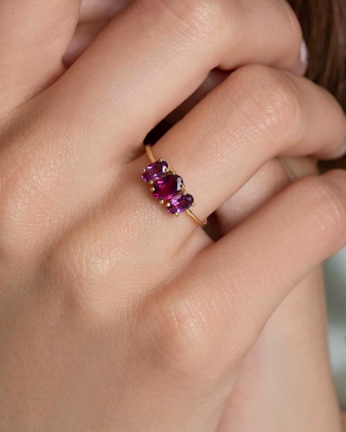 Udělejte radost své dceři, manželce nebo mamince s tímto dechberoucím prstenem. 💍 Zlatému kroužku vévodí tři působivé rhodolity, které dělají tento šperk jedinečným. 💗 #klenotyaurum #sperkynejsouhrich #klenotyslaskouuz65let #ring #prsten #gift #christmasgifts #jewelry #sperk #gold
