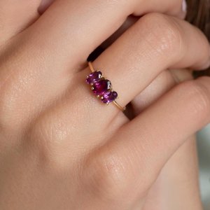 Udělejte radost své dceři, manželce nebo mamince s tímto dechberoucím prstenem. 💍 Zlatému kroužku vévodí tři působivé rhodolity, které dělají tento šperk jedinečným. 💗 #klenotyaurum #sperkynejsouhrich #klenotyslaskouuz65let #ring #prsten #gift #christmasgifts #jewelry #sperk #gold