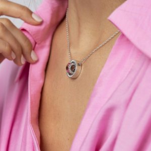 Pokud ráda vynesete výraznější originální šperk, tento náhrdelník SWAROVSKI je pro vás ten pravý. 💎 #klenotyaurumcz #klenotyslaskouuz65let #swarovski #sperk #jewelry #necklace