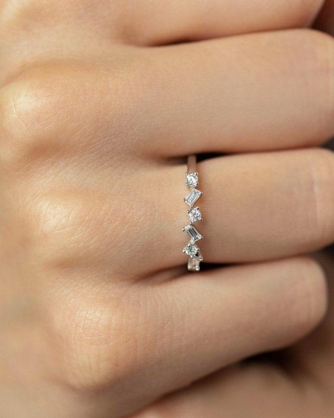 Oceníte atypické prsteny, osázené jiskřivými brilianty? 💎 Dopřejte si tento neobyčejný šperk, který podtrhne každé gesto vaší ruky. 💍 #klenotyaurum #klenotyslaskouuz65let #prsten #sperk #ring #diamond #jewelry