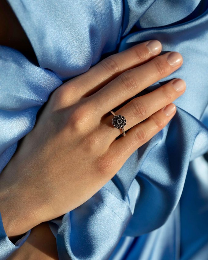 Vzpomeňte si na Mezinárodní den žen na tu nejdůležitější ženu vašeho života a překvapte ji výjimečným šperkem. 💍 #klenotyaurum #klenotyslaskouuz65let #sperk #sperkzlasky #jewelry #love #ring #prsten #diamond