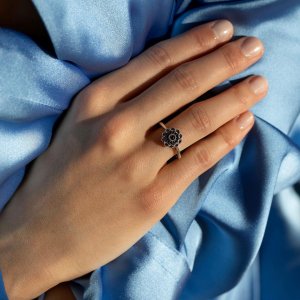 Vzpomeňte si na Mezinárodní den žen na tu nejdůležitější ženu vašeho života a překvapte ji výjimečným šperkem. 💍 #klenotyaurum #klenotyslaskouuz65let #sperk #sperkzlasky #jewelry #love #ring #prsten #diamond