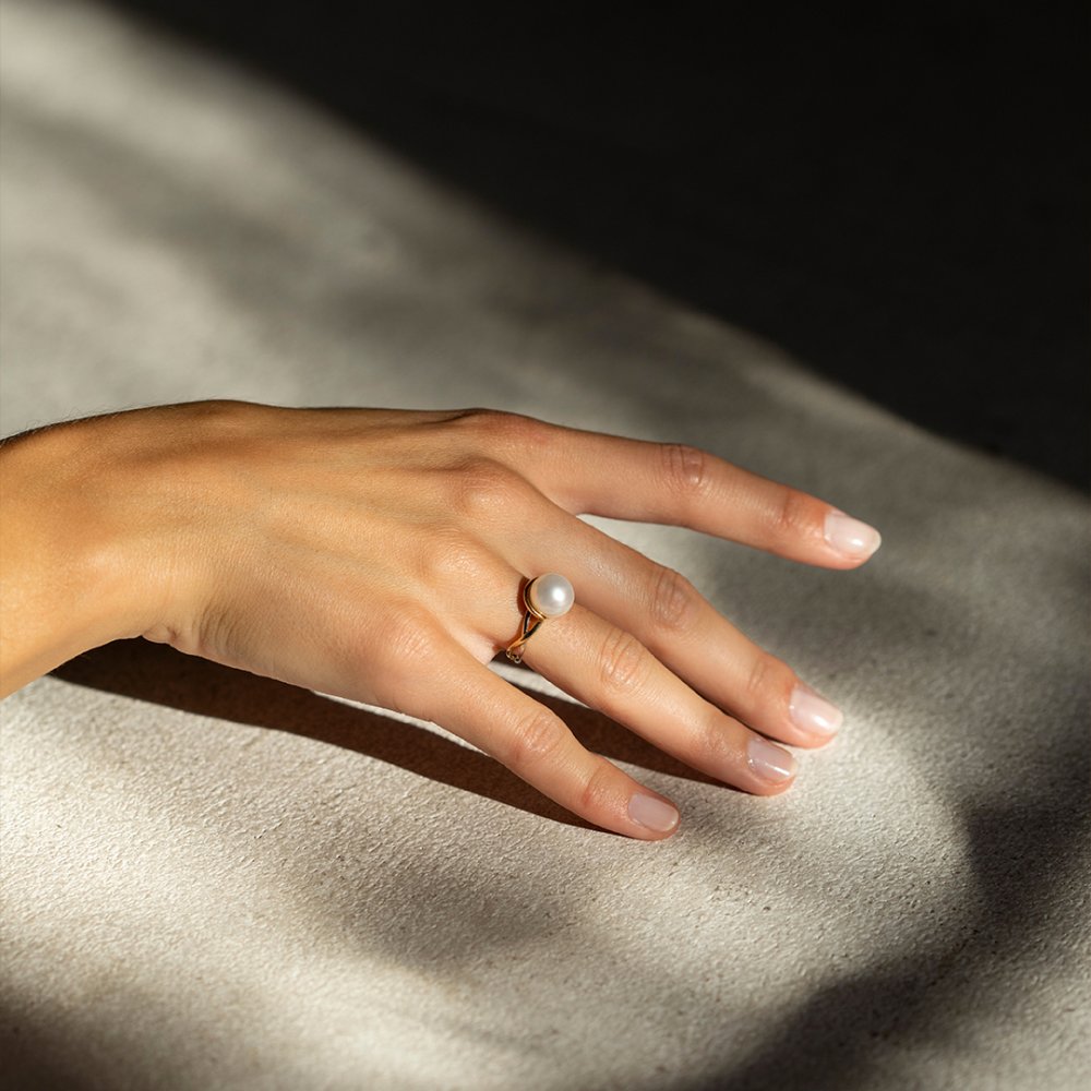 Dokonalým souzněním jemné perly a žlutého zlata vznikl nádherný dámský prsten, se kterým zazáříte jak v práci, tak i ve společnosti. 💍🐚✨ 

Prsten s perlou si můžete vyhledat na našem webu nebo v aplikaci pod kódem: 🔎 225-288-0941 

#klenotyaurum #sperky #sperk #klenoty #zlato #zlatesperky #prsten #prsteny #perly #perla