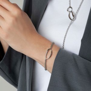 Nápadité ocelové šperky Calvin Klein dodají vašemu profesionálnímu outfitu osobitý nádech. 😉 

🔎 Náramek: 35000357
🔎 Náhrdelník: 35000356 

#klenotyaurum #sperky #sperk #klenoty #calvinklein #damskesperky #damskedoplnky #kancelar #nahrdelnik #naramek