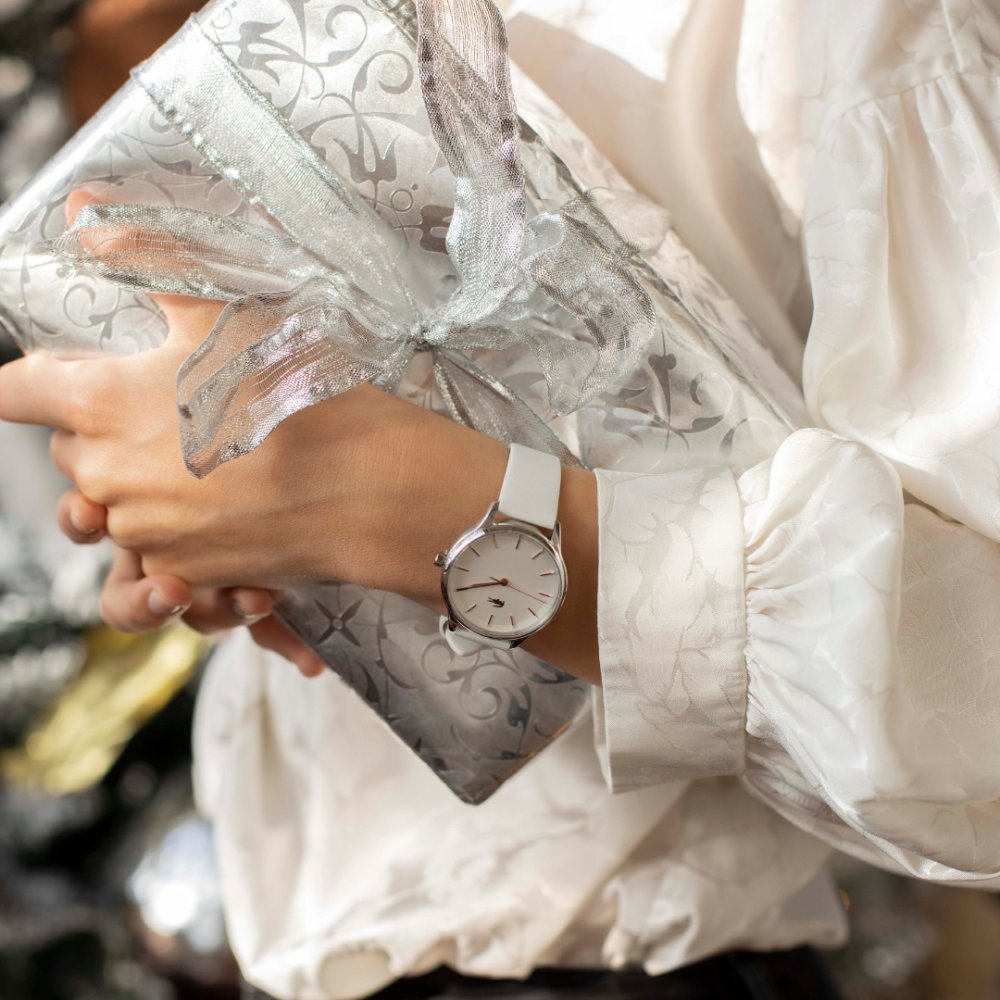 Kvalitní hodinky patří k nejkrásnějším a nejhodnotnějším dárkům. 💝 Inspirujte se naší nabídkou na www.klenotyaurum.cz nebo v aplikaci.

#klenotyaurum #sperky #sperk #klenoty #darek #darekprozenu #tipnadarek #darekpromaminku #vanocnidarek #darekproni #darekzlasky #vanoce #vanoce2023 #hodinky #damskehodinky