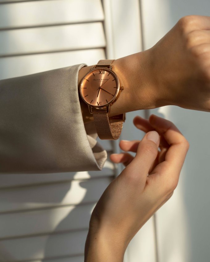 Styl a elegance, to jsou atributy, které provázejí tyto módní dámské hodinky OLIVIA BURTON. 💝 Decentní model vyrobený z ušlechtilé oceli je zahalený do jemné zlatorůžové barvy, která mu dodává luxusní tón. ✨

🔎 Hodinky Olivia Burton: OB16BD102

#klenotyaurum #hodinky #oliviaburtonwatches #damskehodinky #tipnadarek #darekprozenu