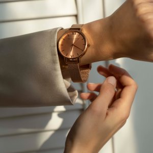 Styl a elegance, to jsou atributy, které provázejí tyto módní dámské hodinky OLIVIA BURTON. 💝 Decentní model vyrobený z ušlechtilé oceli je zahalený do jemné zlatorůžové barvy, která mu dodává luxusní tón. ✨

🔎 Hodinky Olivia Burton: OB16BD102

#klenotyaurum #hodinky #oliviaburtonwatches #damskehodinky #tipnadarek #darekprozenu